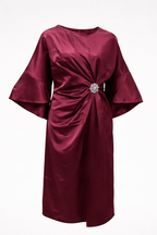 Satijnen maxi-jurk met volumineuze mouwen en broche