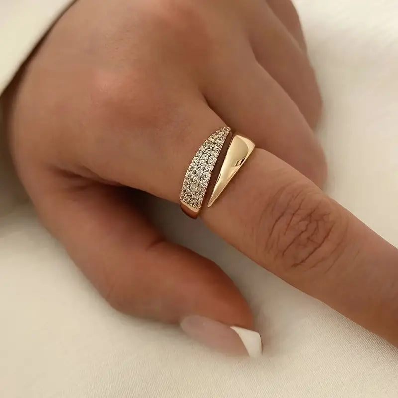 Fonkelende ring met steen in twee kleuren