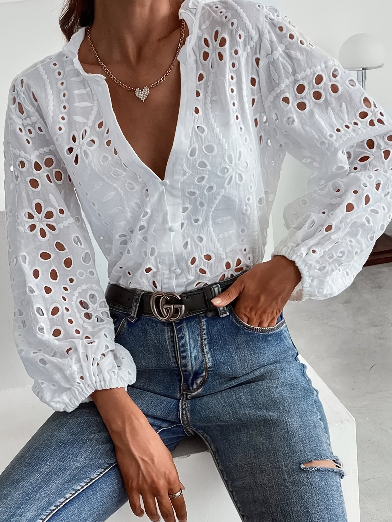 Blouse met broderie anglaise, lange mouwen en V-hals