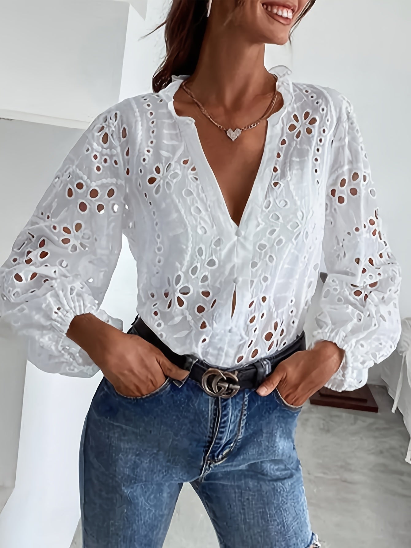 Blouse met broderie anglaise, lange mouwen en V-hals