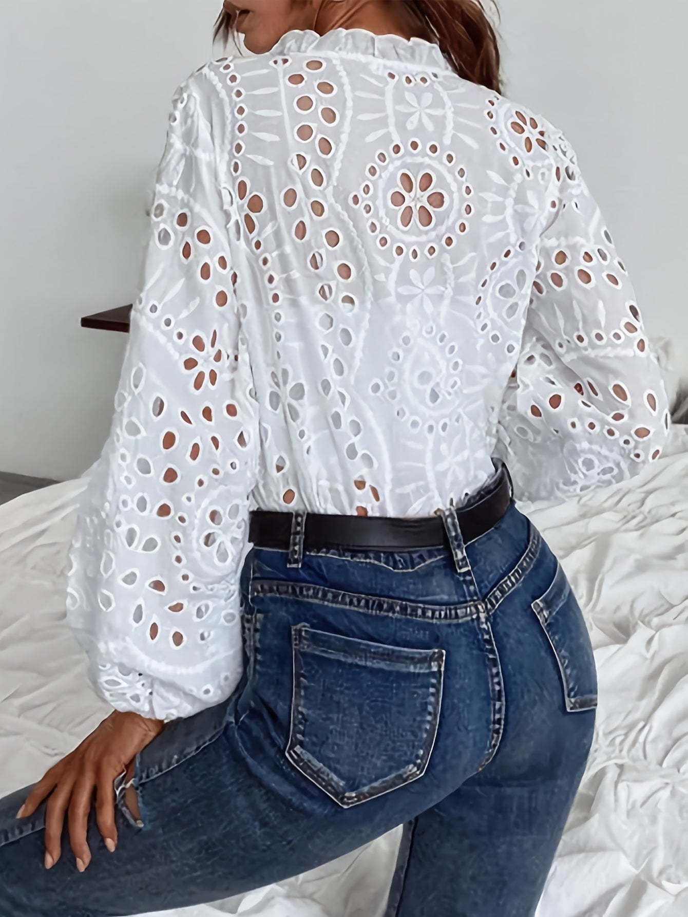 Blouse met broderie anglaise, lange mouwen en V-hals