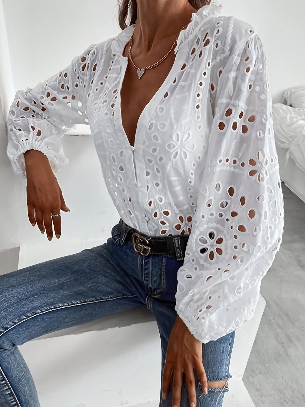 Blouse met broderie anglaise, lange mouwen en V-hals