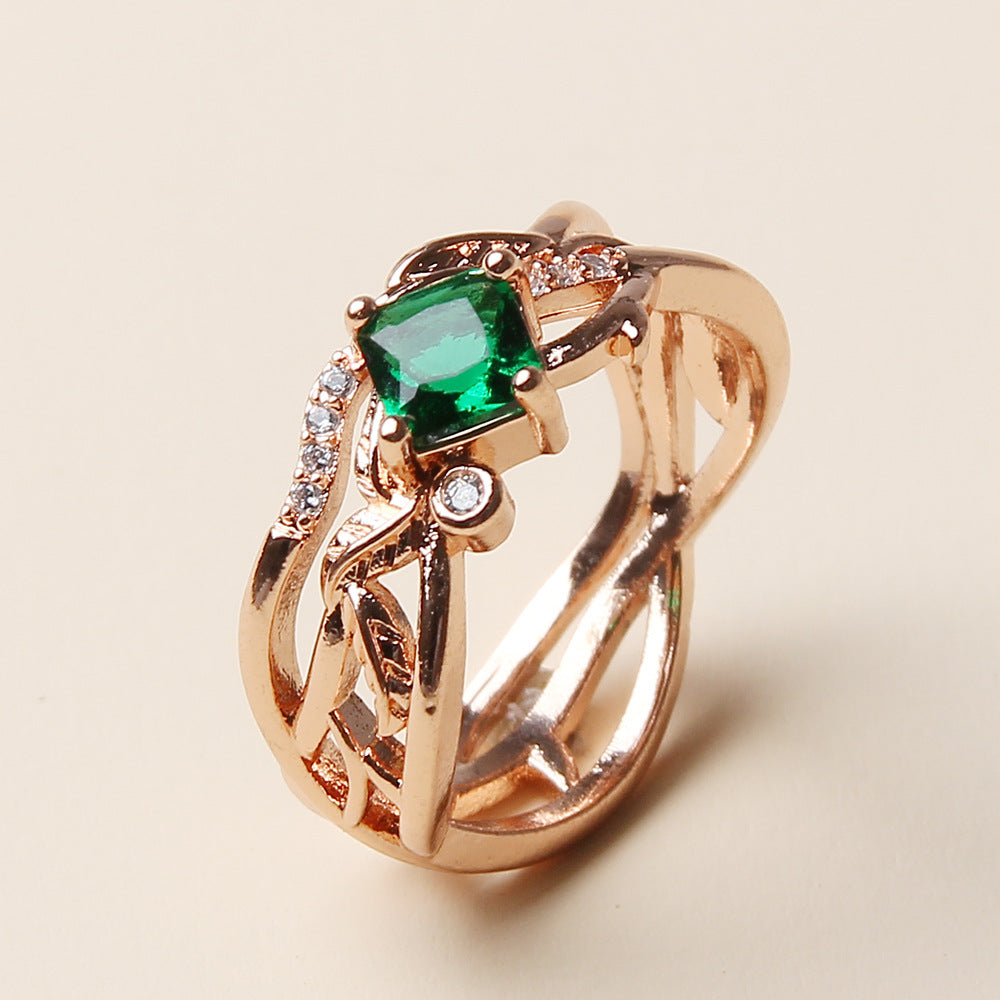 Ronde ring met groene zirkonia en roségoudkleurige bladband