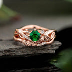 Ronde ring met groene zirkonia en roségoudkleurige bladband