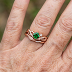 Ronde ring met groene zirkonia en roségoudkleurige bladband