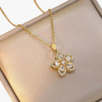 Goudkleurige ketting met ring en draaiende zirkonia bloem