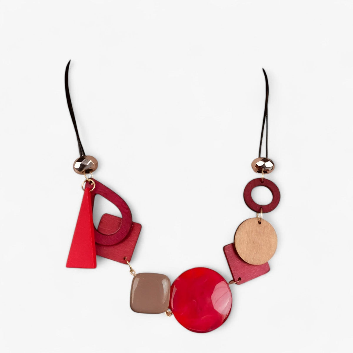 Handgemaakte ketting met geometrische houten hangers