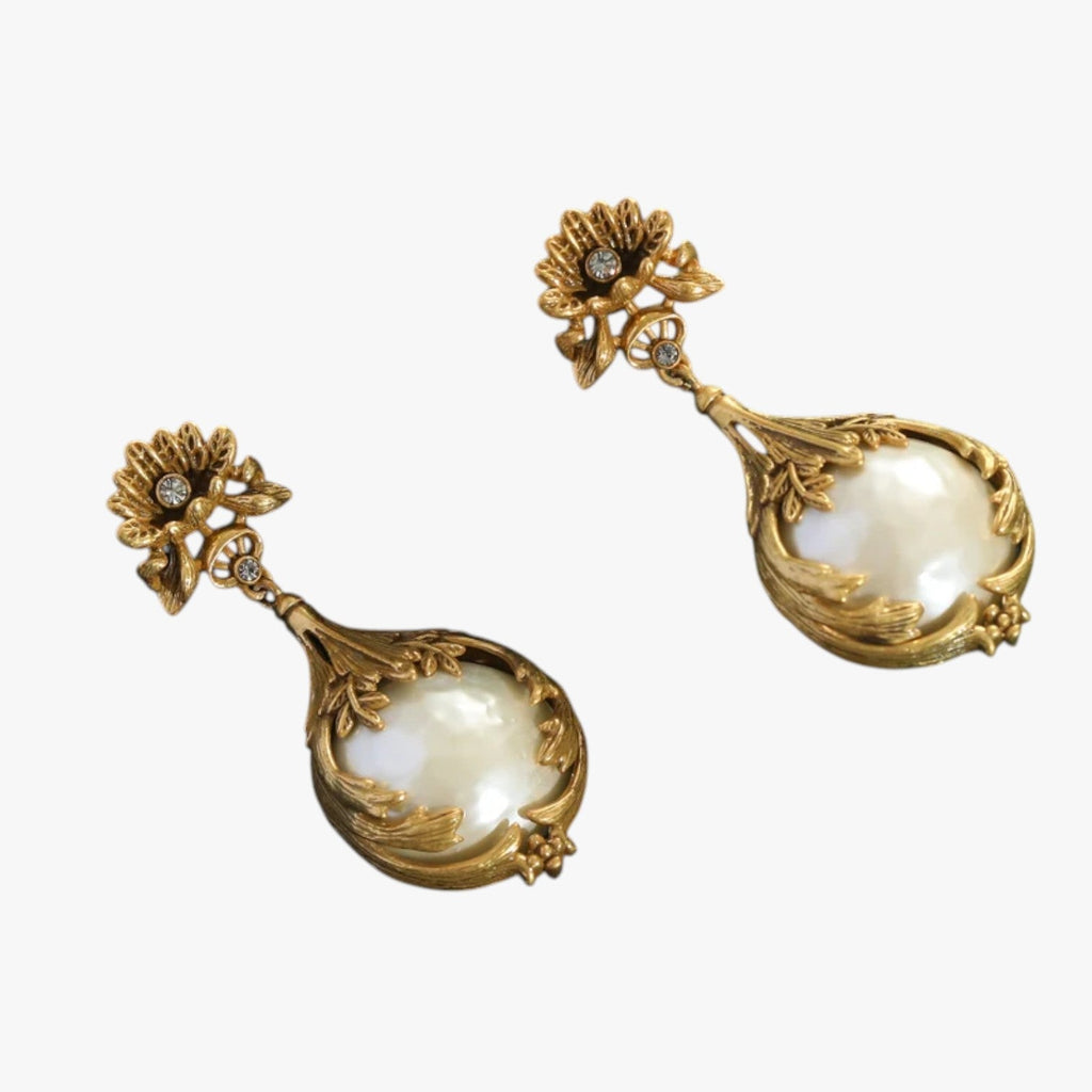 Vintage oorhangers met parels en bloemdetail