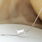 Ketting met klimmende kat in zilverkleur