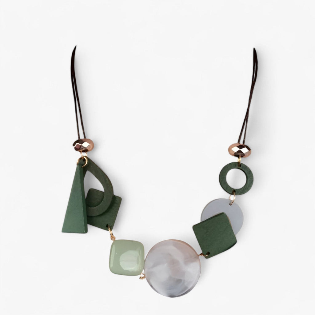 Handgemaakte ketting met geometrische houten hangers