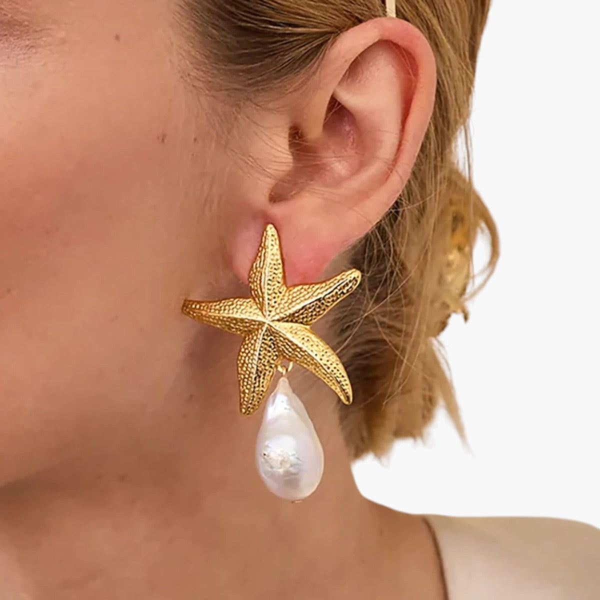 Schelpvormige oorbellen met een lichte zomerhanger