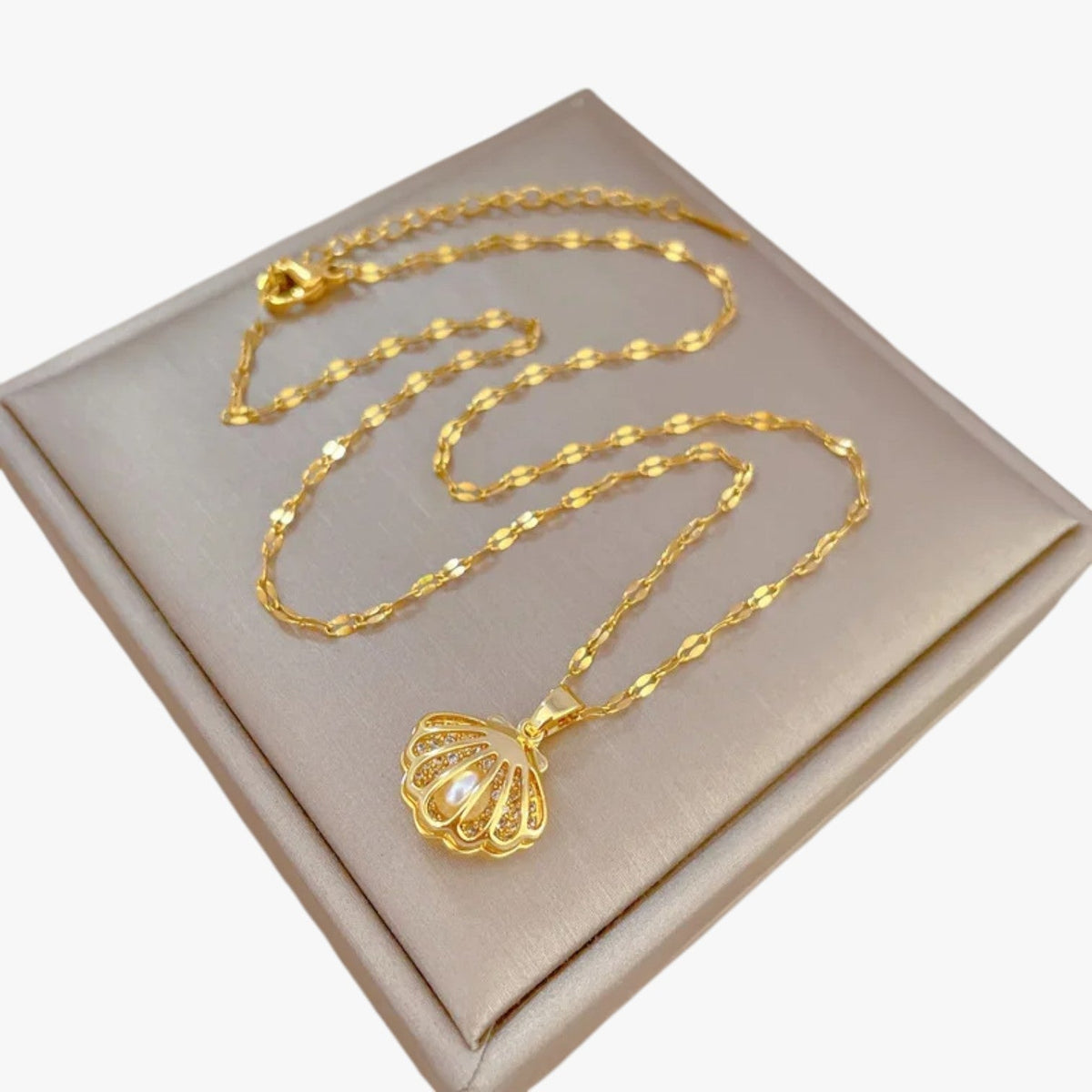Retro ketting met parelmoer en pareldetail