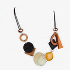 Handgemaakte ketting met geometrische houten hangers