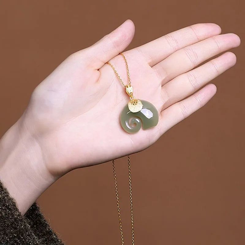 Olifanthanger in jadelook aan 18K vergulde ketting