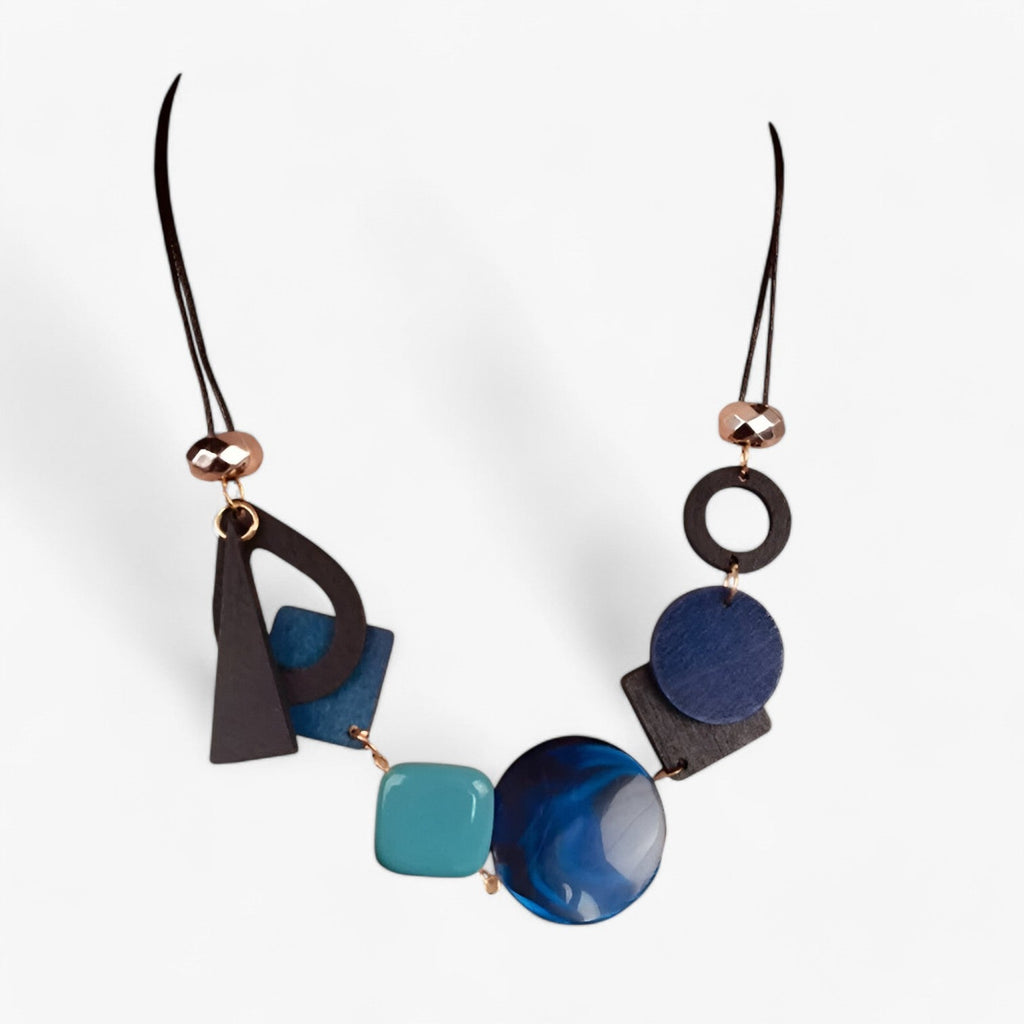 Handgemaakte ketting met geometrische houten hangers