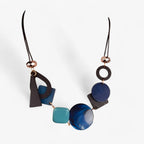 Handgemaakte ketting met geometrische houten hangers