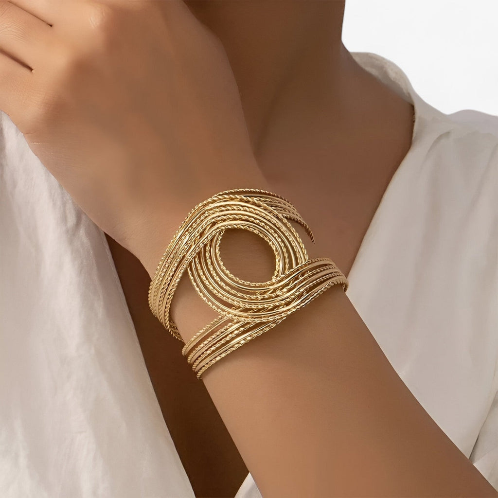 Gegraveerde dubbele-C bangle in goudkleur