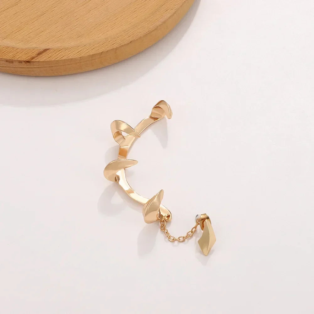 Gebeeldhouwde earcuff met ketting