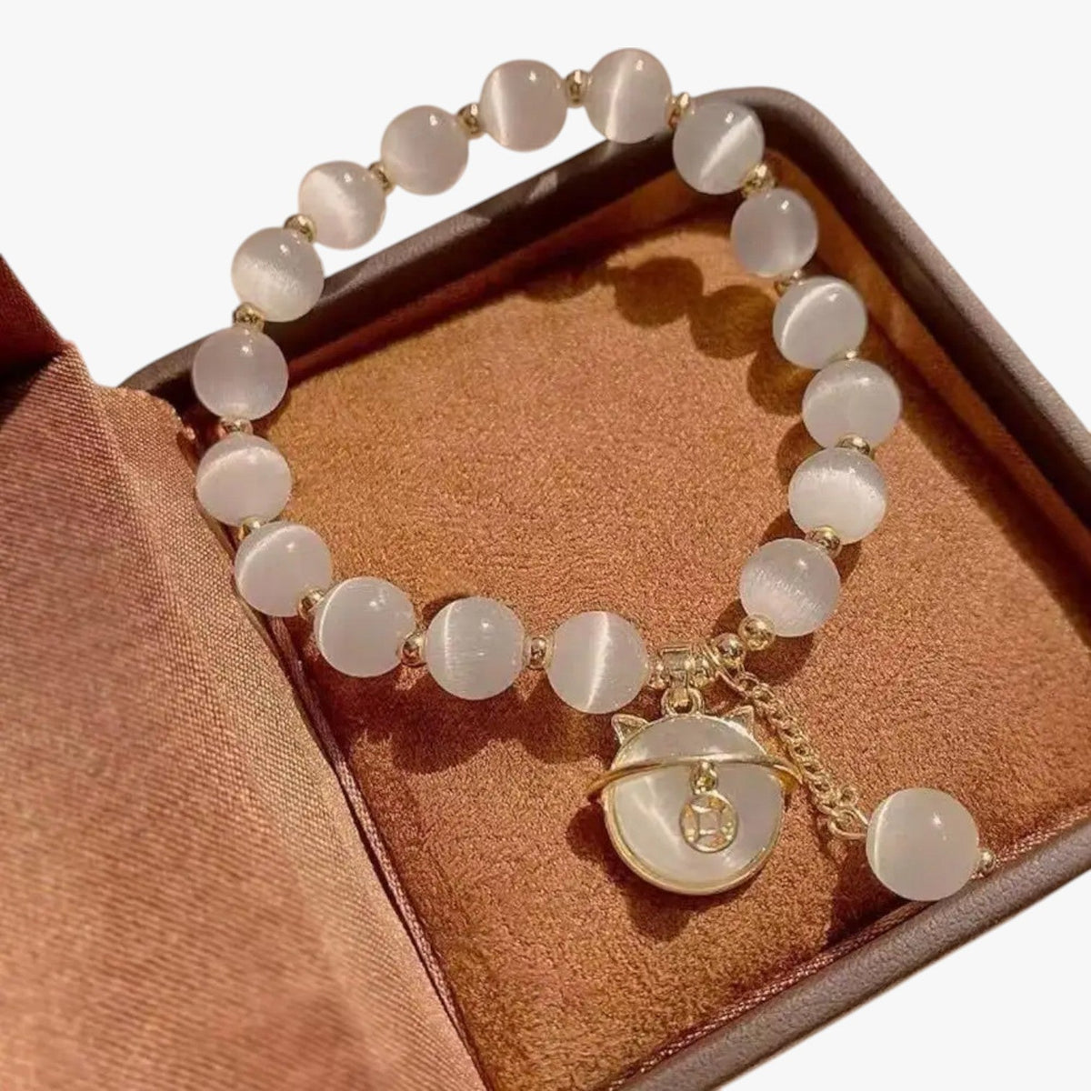 Kralenarmband met opaallook en kleine kattenbedel
