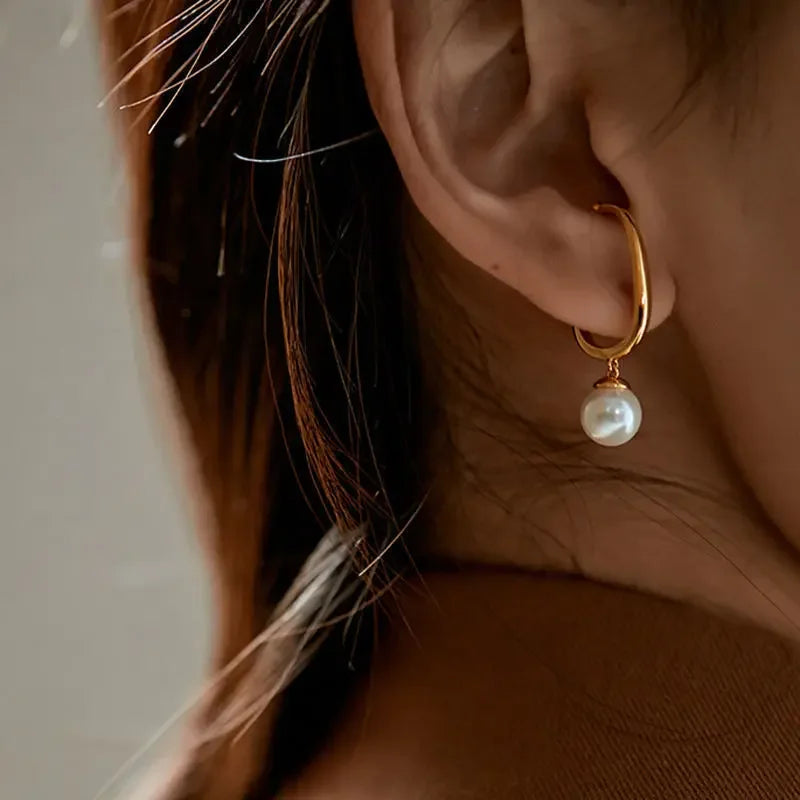 Organische earcuff met parel