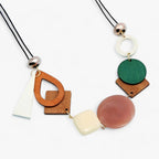 Handgemaakte ketting met geometrische houten hangers