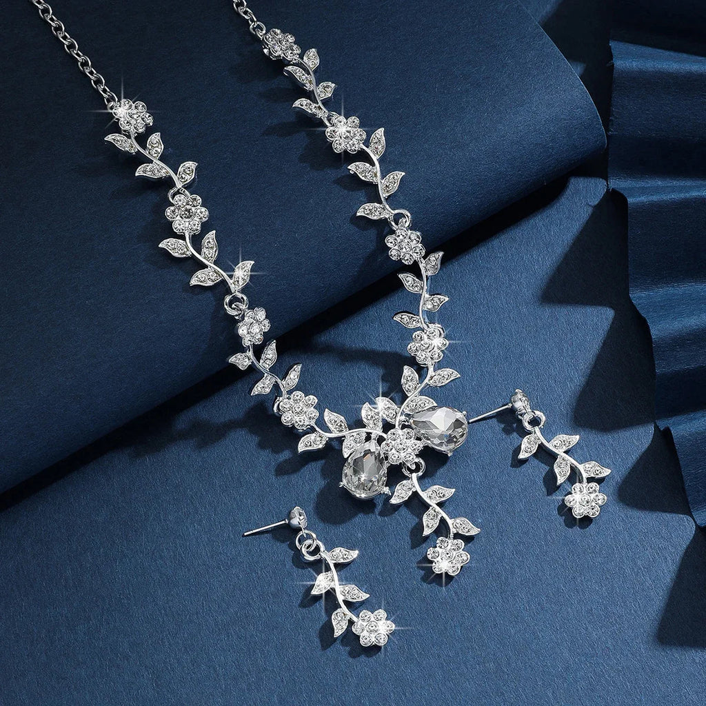 Bloemige kristalset met ketting en oorbellen met blaadjes