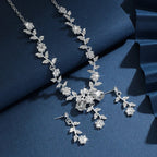 Bloemige kristalset met ketting en oorbellen met blaadjes