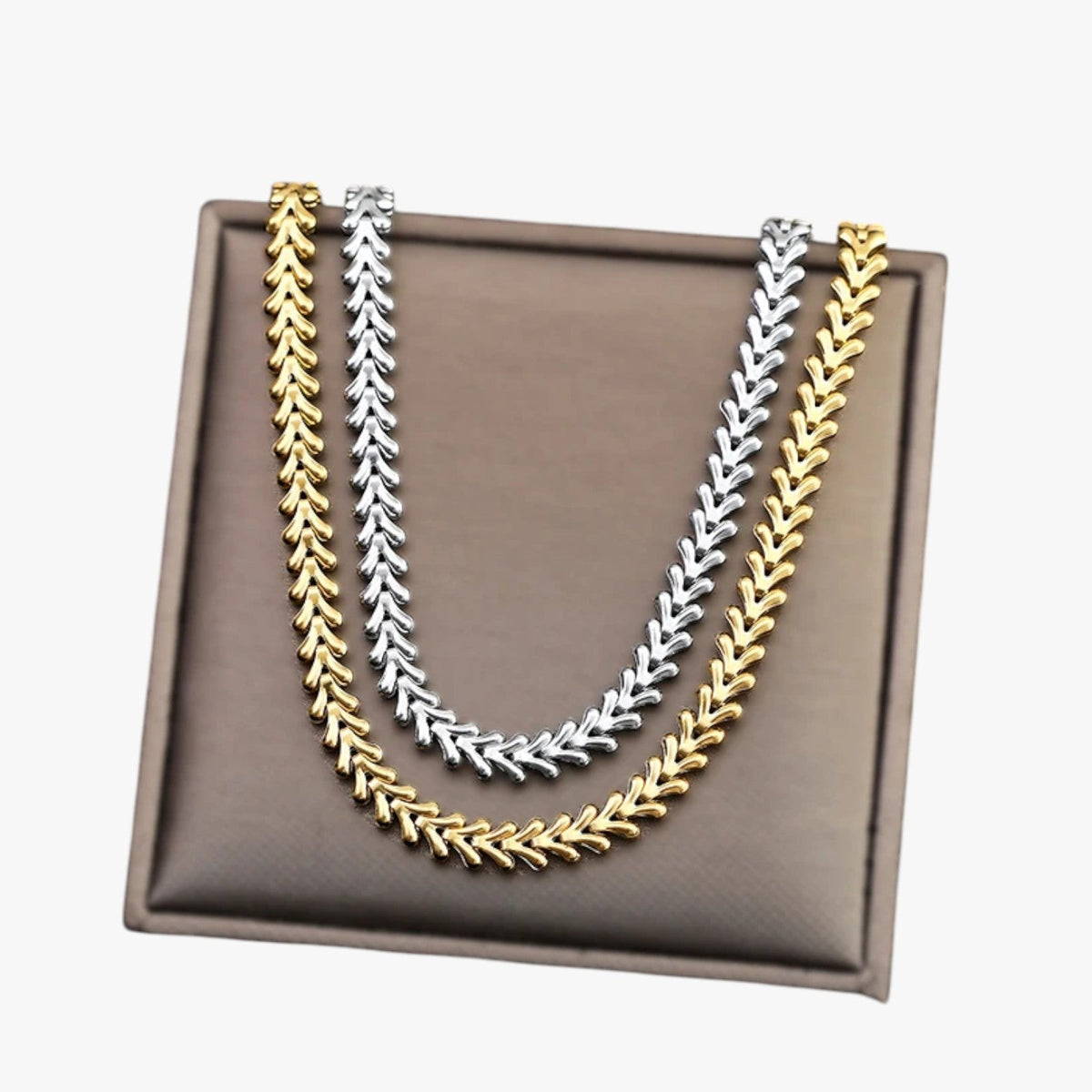 Roestvrijstalen choker met gebeeldhouwde hanger