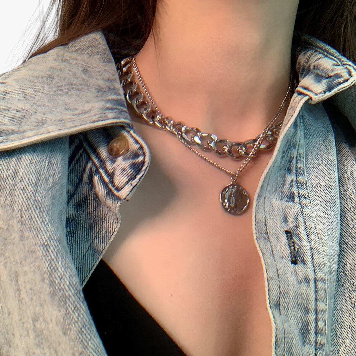 Gelaagde muntketting met oplopende kettinglengtes