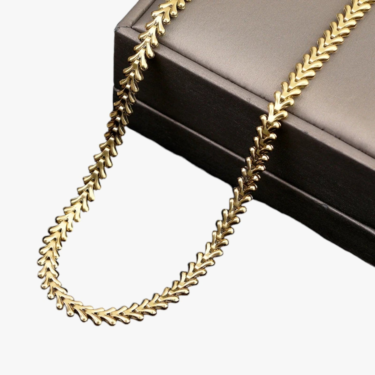 Roestvrijstalen choker met gebeeldhouwde hanger