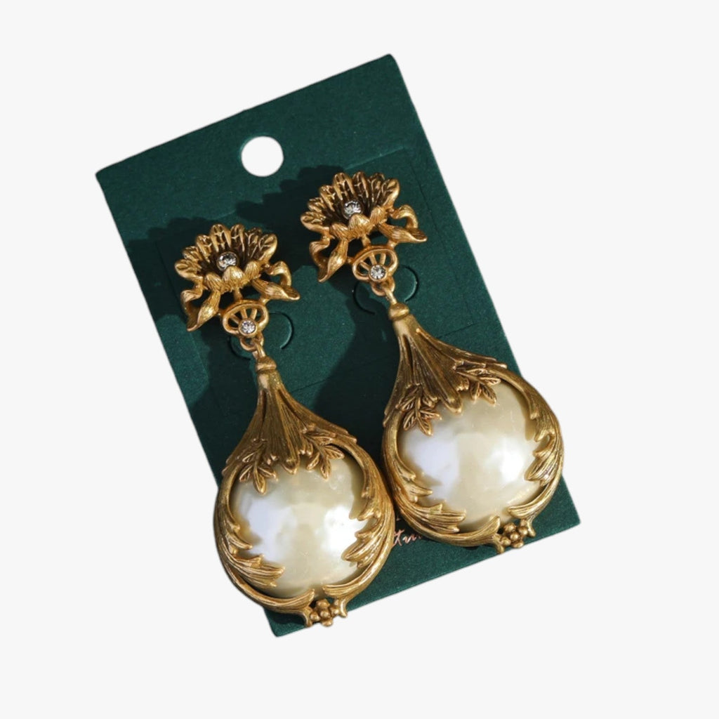 Vintage oorhangers met parels en bloemdetail