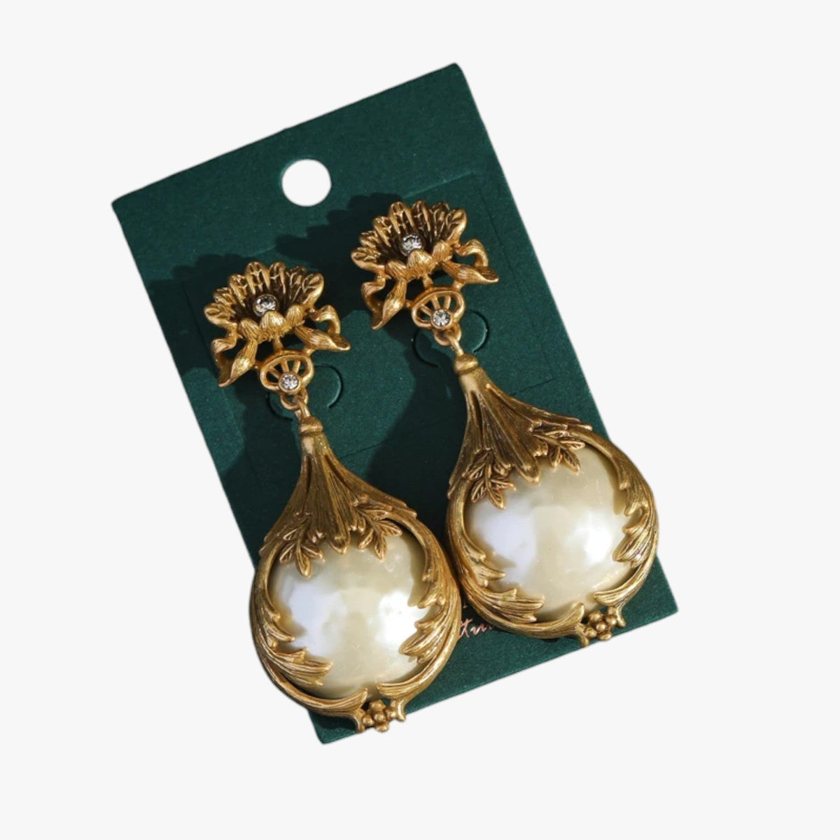 Vintage oorhangers met parels en bloemdetail