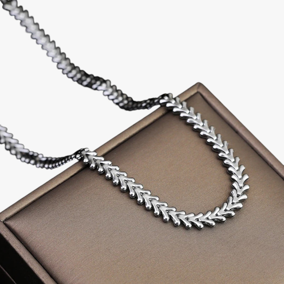 Roestvrijstalen choker met gebeeldhouwde hanger