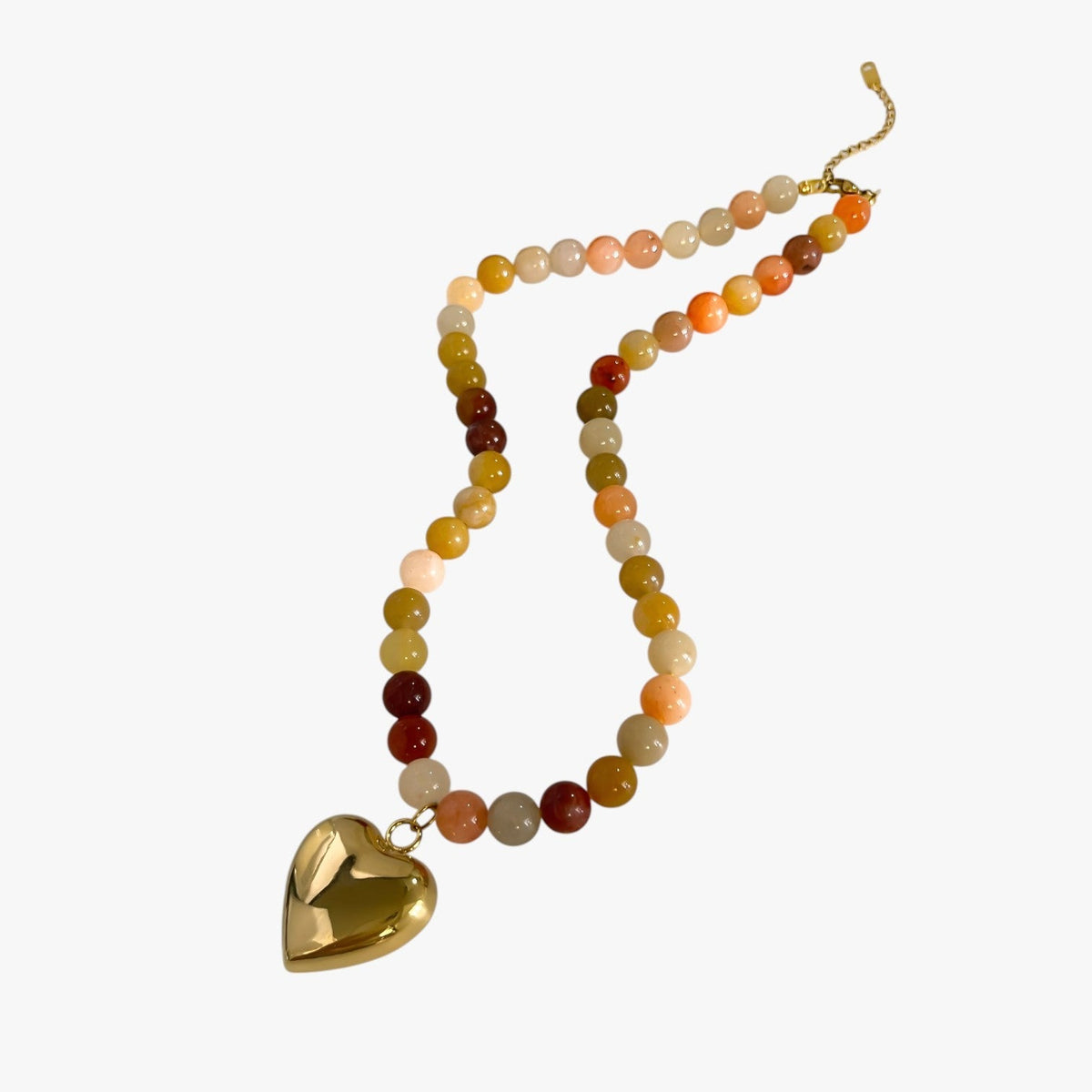 Kleurrijke kralenketting met goudkleurige hartbedel