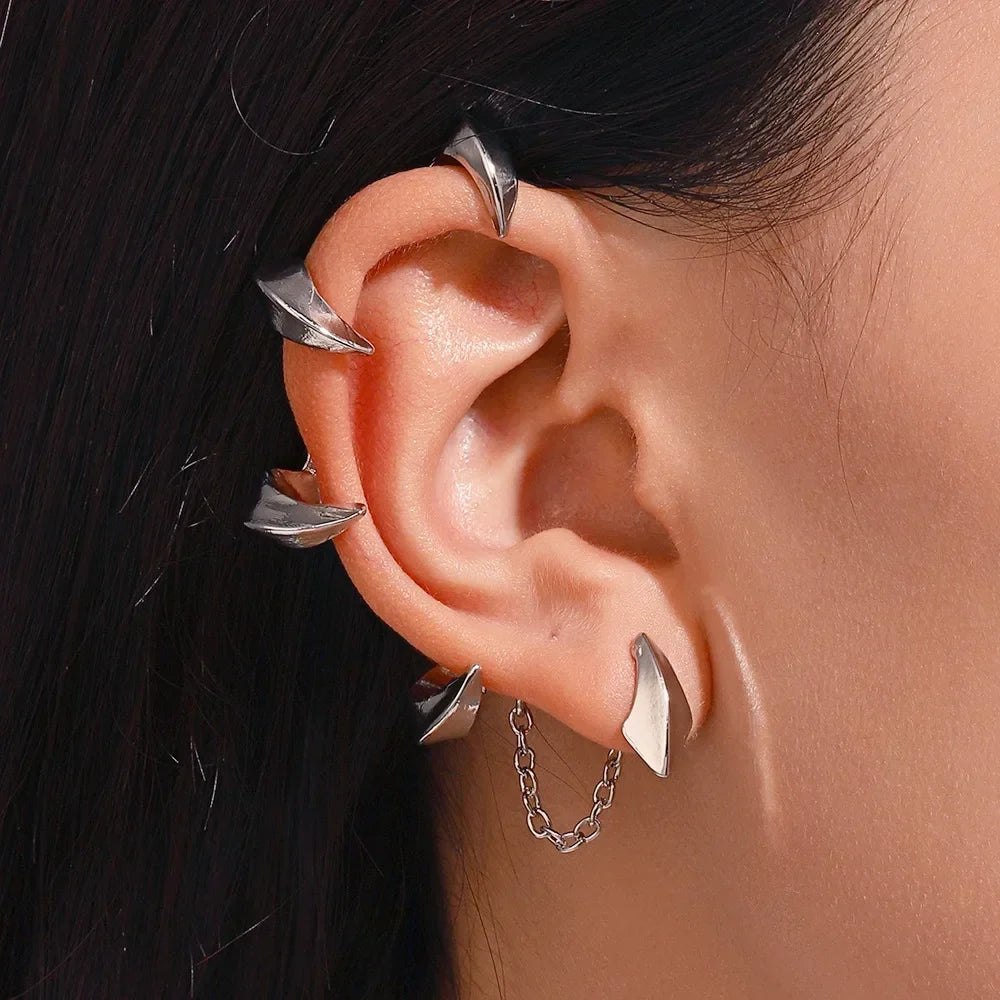 Gebeeldhouwde earcuff met ketting