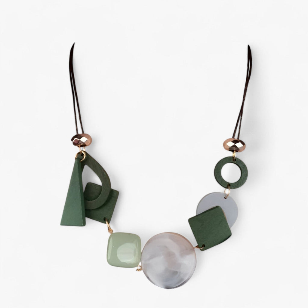 Handgemaakte ketting met geometrische houten hangers