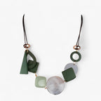 Handgemaakte ketting met geometrische houten hangers