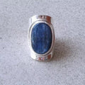 Tweekleurige ring met ingelegde blauwe steen in vintagestijl