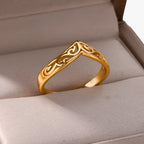 Goudkleurige ring met fijn botanisch totemdetail