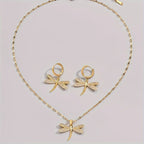 Goudkleurige set met libelketting en oorbellen