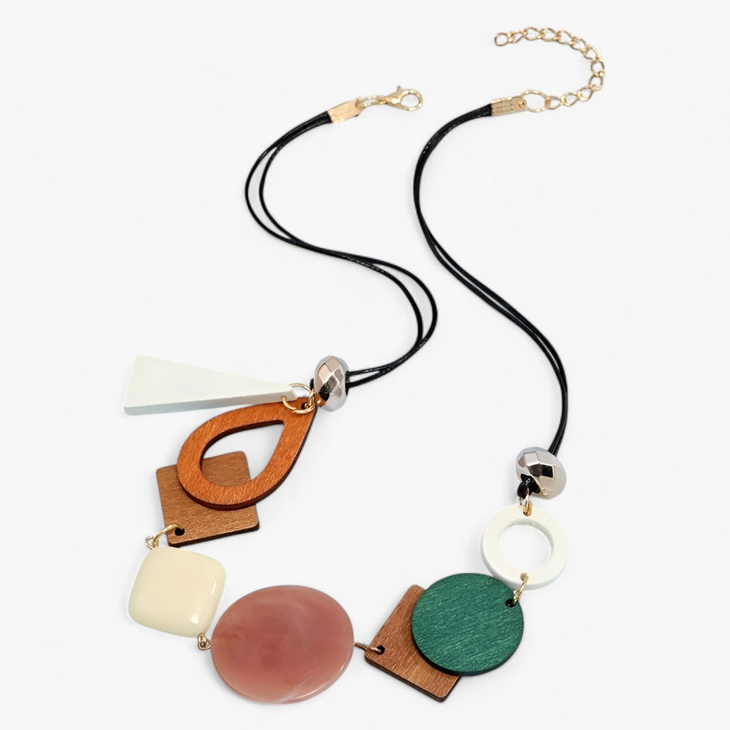 Handgemaakte ketting met geometrische houten hangers