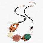 Handgemaakte ketting met geometrische houten hangers