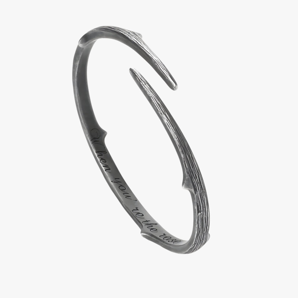 Vaste bangle in zilverkleur, vintage afwerking