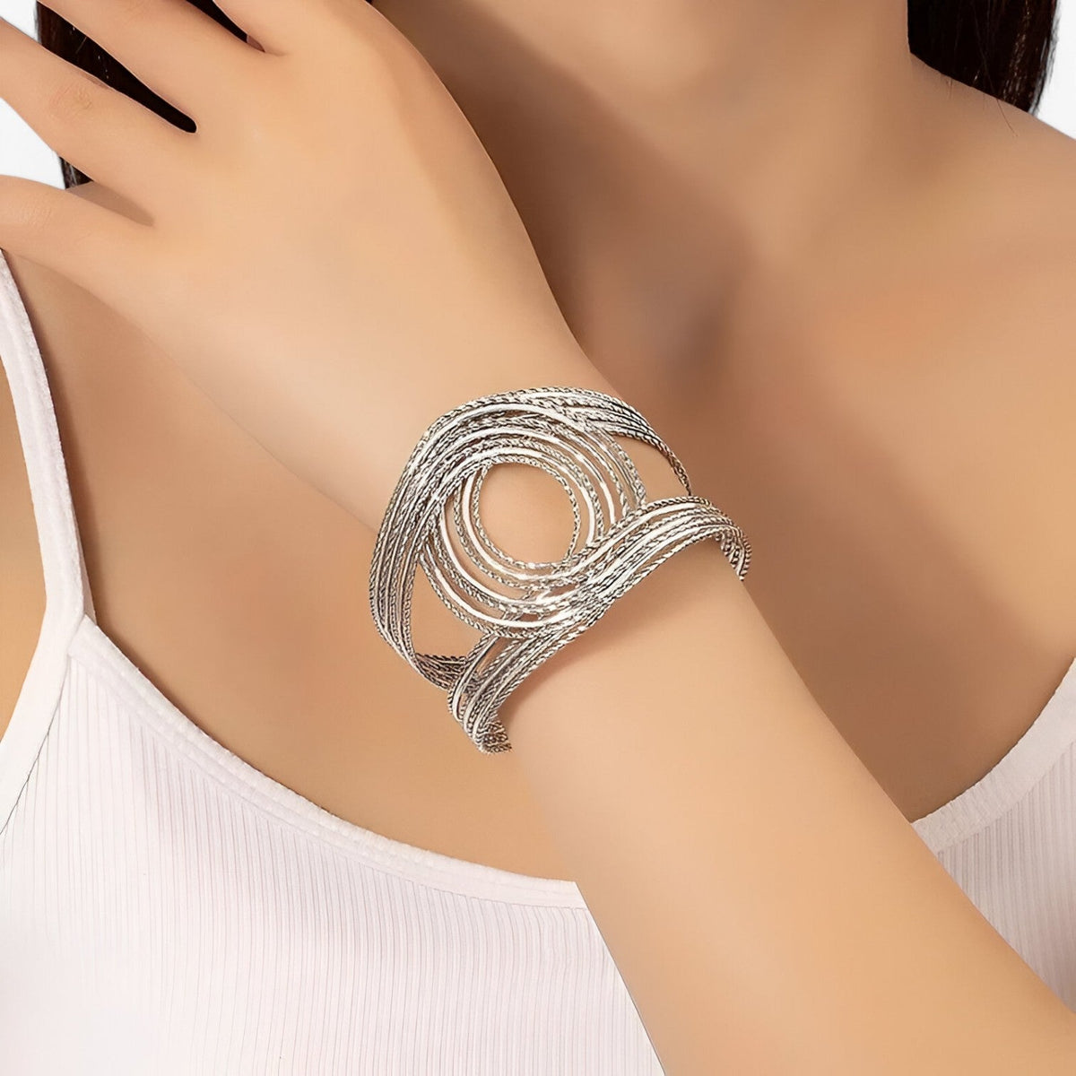 Gegraveerde dubbele-C bangle in goudkleur