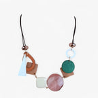 Handgemaakte ketting met geometrische houten hangers