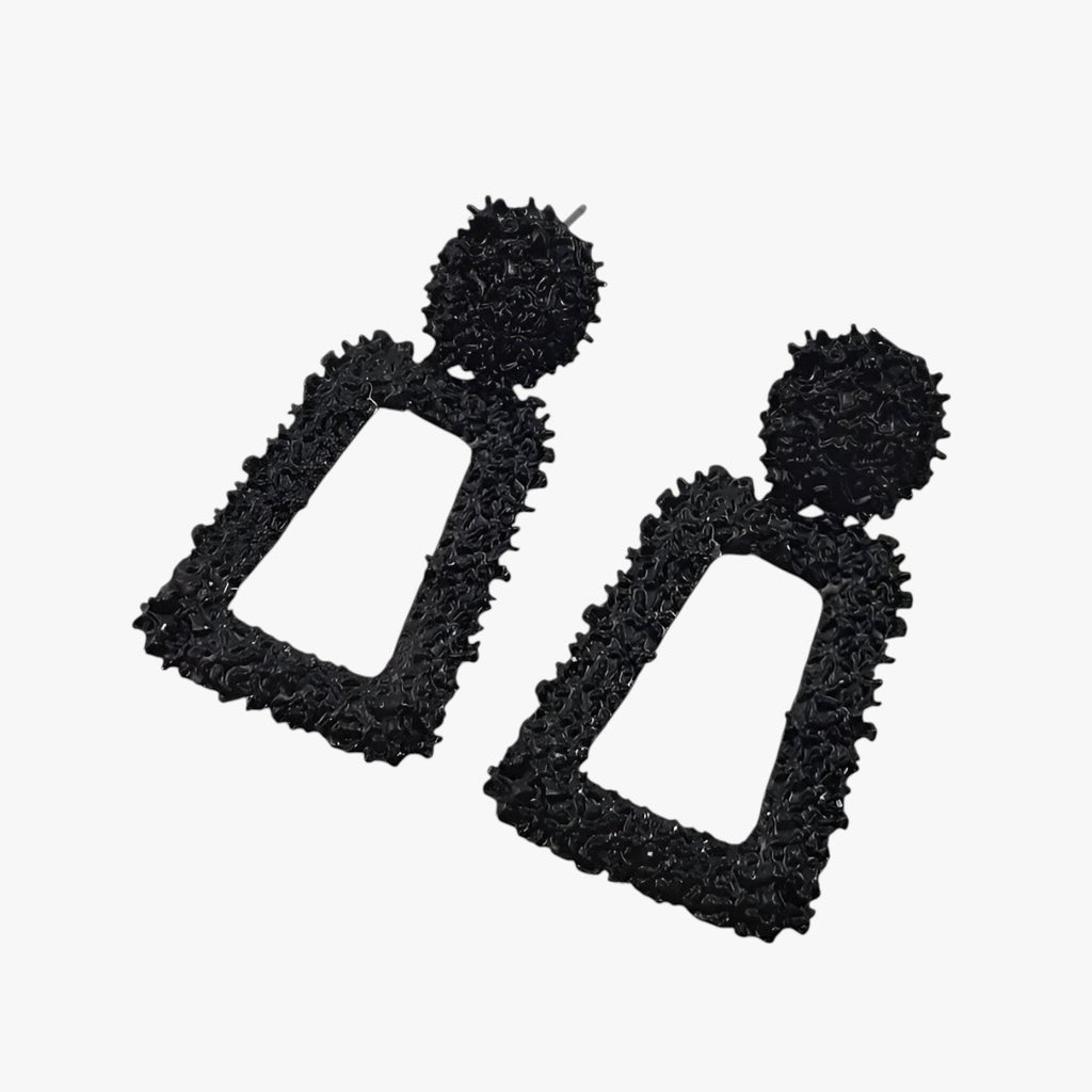 Sculpturale geometrische oorhangers in mat metaal