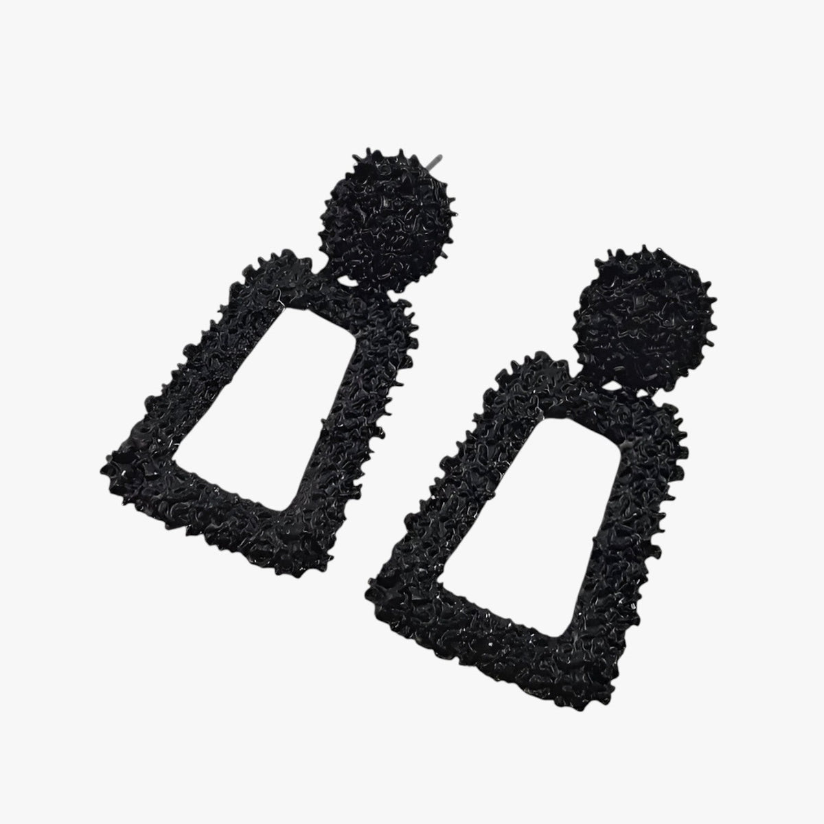 Sculpturale geometrische oorhangers in mat metaal