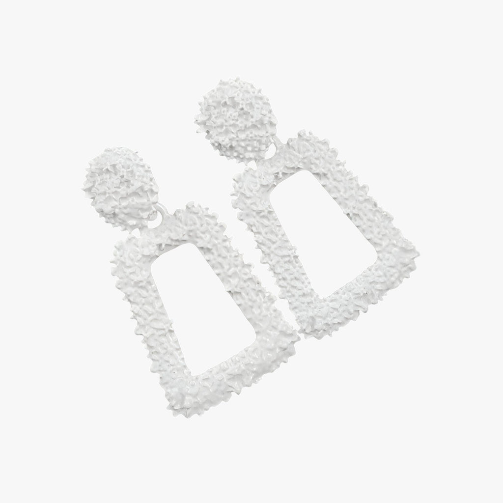 Sculpturale geometrische oorhangers in mat metaal