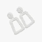 Sculpturale geometrische oorhangers in mat metaal