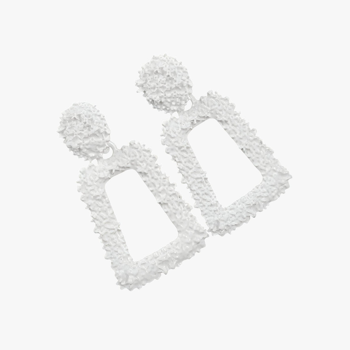 Sculpturale geometrische oorhangers in mat metaal